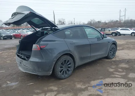 2024 Tesla Model Y Long Range Single Motor Rear-Wheel Drive/Rwd z USA, uszkodzony, nr VIN 7SAYGDED2RF027820